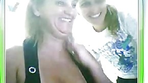 Mãe e filha se exibindo na web cam